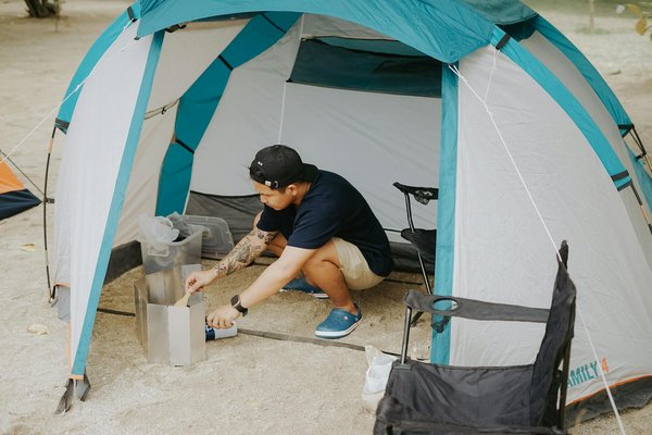 How can you participate in unique workshops and classes across the UK to learn about local crafts?